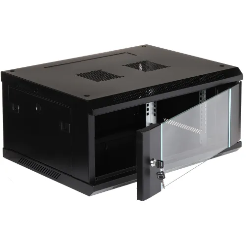 Czarna, metalowa szafka rackowa z przeszklonymi drzwiami i zamkiem na klucz, przeznaczona do montażu na ścianie. Posiada otwory wentylacyjne na górze oraz boczne panele z perforacją.