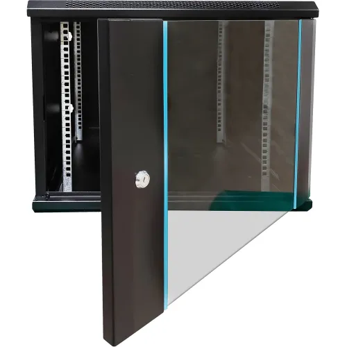 Czarna szafka rackowa z przeszklonymi drzwiami, które są lekko uchylone, ukazując wnętrze z metalowymi szynami montażowymi. Szafka ma prosty, nowoczesny design z niebieskimi akcentami na krawędziach drzwi.