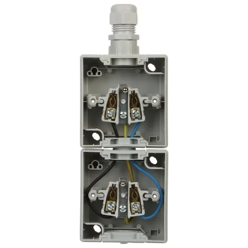 Zdjęcie przedstawia otwartą, szarą puszkę elektryczną z widocznymi złączami i przewodami w różnych kolorach. Na górze znajduje się wkręcany dławik kablowy.