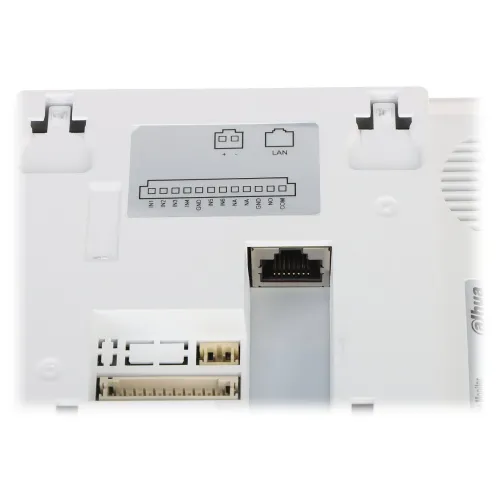 Zdjęcie przedstawia tylną część urządzenia elektronicznego z widocznymi portami LAN i innymi złączami. Na obudowie znajduje się schemat połączeń oraz logo producenta.
