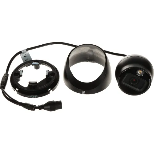 Na zdjęciu znajduje się zestaw kamery monitoringu składający się z obiektywu, obudowy i elementów montażowych. Kamera jest czarna, a obok niej widoczny jest kabel z wtyczką.