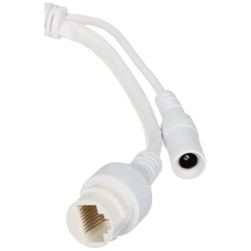 Zdjęcie przedstawia biały kabel z dwoma różnymi końcówkami: jedną z wtykiem RJ45 i drugą z okrągłym złączem zasilającym. Kabel jest sfotografowany na białym tle, co podkreśla jego szczegóły.