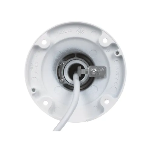 Zdjęcie przedstawia tylną część okrągłej kamery monitoringu z widocznym przewodem zasilającym i mocowaniem. Obudowa kamery jest biała, z oznaczeniami technicznymi na powierzchni.