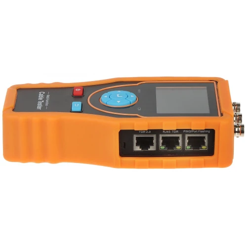 Na zdjęciu znajduje się pomarańczowy tester kabli z wyświetlaczem i przyciskami sterującymi. Urządzenie posiada trzy porty: TDR 2.0, RJ45 TDR oraz PING/Port Flashing.