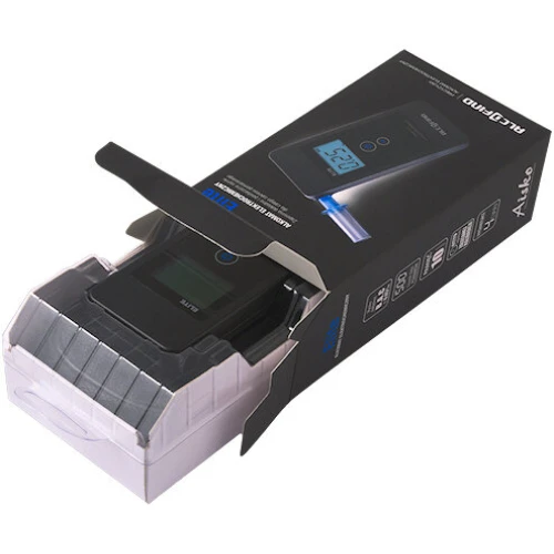 Alkomat AlcoFind Elite w eleganckim opakowaniu, częściowo wysunięty z pudełka. Produkt AlcoFind Elite jest widoczny z wyświetlaczem i przyciskami.