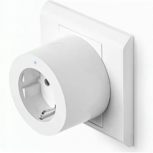 Na zdjęciu znajduje się inteligentne gniazdko elektryczne Aqara wpięte w ścienny kontakt. Gniazdko ma nowoczesny, biały design z niewielkim niebieskim wskaźnikiem LED.