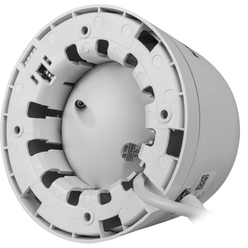 Zdjęcie przedstawia białą, bezprzewodową kamerę sieciową z widocznym okablowaniem i otworami montażowymi. Kamera ma cylindryczny kształt i jest sfotografowana z perspektywy ukazującej jej tylną część.