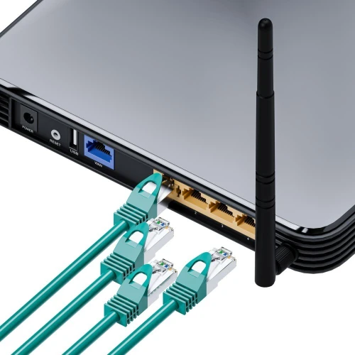 Na zdjęciu znajduje się router z czterema podłączonymi kablami Ethernet oraz widoczną anteną. Urządzenie ma srebrną obudowę i kilka portów, w tym USB i przycisk reset.