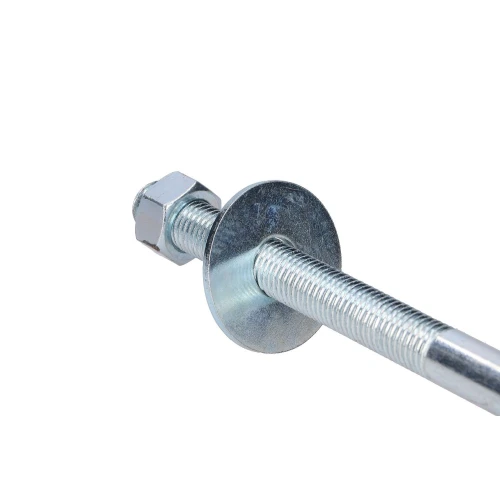 Zdjęcie przedstawia metalową śrubę z nakrętką i podkładką na białym tle. Śruba ma gwintowaną powierzchnię i jest wykonana z błyszczącego metalu.