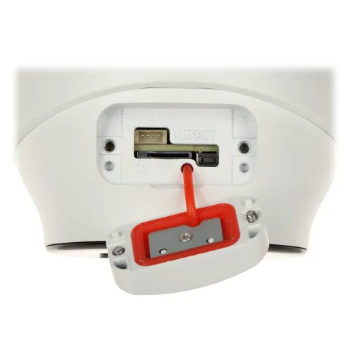 Zdjęcie przedstawia zbliżenie na gniazdo karty pamięci oraz przycisk reset w urządzeniu elektronicznym. Widoczna jest również czerwona uszczelka ochronna wokół gniazda.