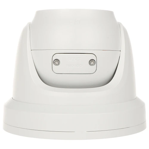 Na zdjęciu znajduje się biała, kopułowa kamera monitoringu z widocznym gniazdem na kartę microSD oraz przyciskiem reset. Kamera ma nowoczesny design i jest przeznaczona do montażu sufitowego.