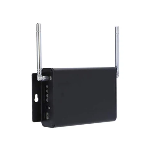 Czarny wzmacniacz sygnału z dwoma srebrnymi antenami zamontowanymi na górze. Urządzenie posiada porty i przyciski z boku oraz uchwyt do montażu na ścianie.