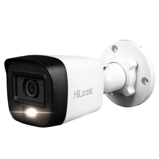 Kamera HiLook by Hikvision w kolorze biało-czarnym, zamontowana na białym uchwycie ściennym. Urządzenie posiada widoczny obiektyw oraz diodę LED na przedniej części.