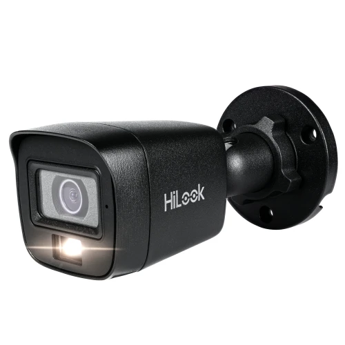 Czarna kamera HiLook by Hikvision z obiektywem i wbudowanym oświetleniem LED, zamontowana na regulowanym uchwycie ściennym. Kamera ma nowoczesny, kompaktowy design i jest przeznaczona do monitoringu wizyjnego.
