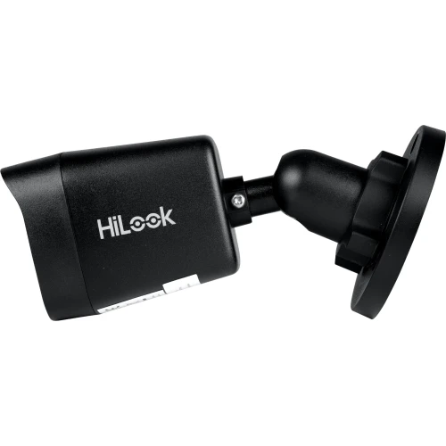 Czarna kamera monitoringu HiLook z logo na boku, zamontowana na regulowanym uchwycie. Kamera ma kompaktowy, nowoczesny design i jest przeznaczona do montażu na ścianie lub suficie.