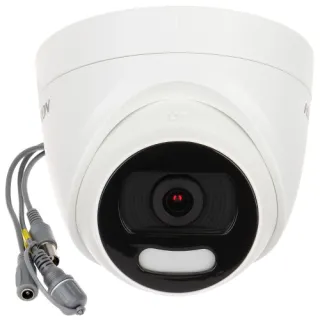 Biała kamera kopułkowa Hikvision z czarnym obiektywem i widocznymi kablami po lewej stronie. Kamera ma nowoczesny design i jest przeznaczona do monitoringu wizyjnego.
