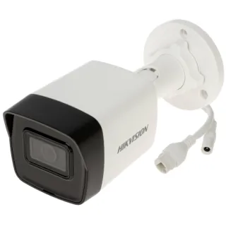 Biała kamera IP Hikvision o rozdzielczości 3,7 MP z czarnym frontem i logo marki. Kamera posiada cylindryczny kształt i jest wyposażona w przewody do podłączenia.