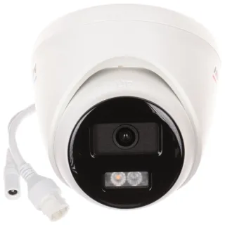 Biała kamera IP Hikvision z czarnym panelem przednim, wyposażona w obiektyw i dwa diody LED. Obok kamery znajdują się dwa białe kable z wtyczkami.