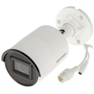 Biała kamera IP Hikvision z cylindrycznym korpusem i czarnym obramowaniem obiektywu, zamontowana na uchwycie ściennym. Widoczne są również przewody połączeniowe wychodzące z tylnej części kamery.