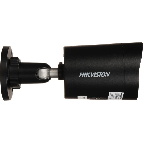 Czarna kamera IP Hikvision z cylindrycznym korpusem i logo na boku, zamontowana na regulowanym uchwycie ściennym. Kamera posiada etykiety z informacjami technicznymi na obudowie.