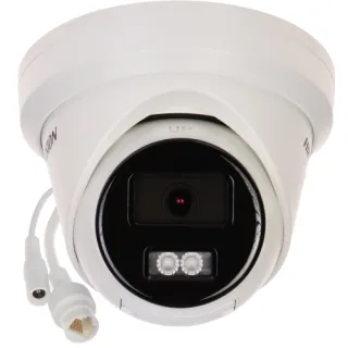 Biała kamera kopułkowa Hikvision z widocznym obiektywem i dwoma diodami LED na czarnym tle. Z kamery wychodzą dwa białe przewody z wtyczkami.