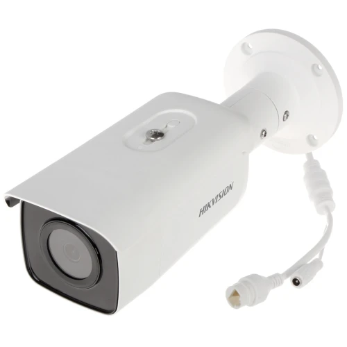 Kamera IP Hikvision DS-2CD2T65FWD-I8 o rozdzielczości 6,3 MPX ma cylindryczny kształt i jest w kolorze białym. Wyposażona jest w obiektyw oraz złącza do podłączenia przewodów.