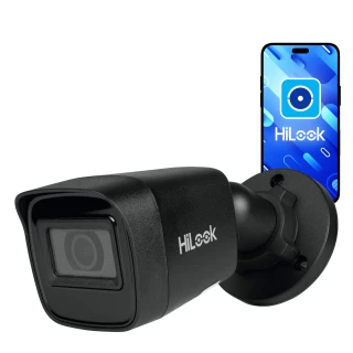 Czarna kamera IP HiLook o nowoczesnym designie, skierowana w lewą stronę, z widocznym obiektywem. Obok kamery znajduje się smartfon z logo HiLook na ekranie.