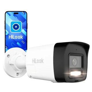 Biała kamera IP HiLook z czarnym frontem jest zamontowana na ścianie, obok niej widoczny jest smartfon z logo HiLook na ekranie. Kamera ma nowoczesny design i jest przeznaczona do monitoringu.