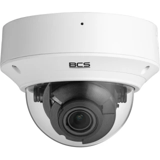 Na zdjęciu znajduje się biała, kopułowa kamera IP marki BCS z widocznym obiektywem w centrum. Kamera ma solidną obudowę i jest przeznaczona do monitoringu wizyjnego.