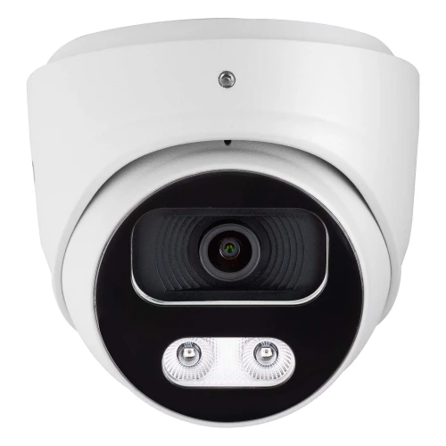 Biała, kopułowa kamera IP z czarnym panelem frontowym, wyposażona w obiektyw i dwa diody IR. Kamera ma nowoczesny design i jest przeznaczona do monitoringu wizyjnego.