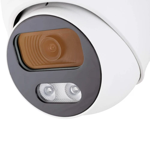Biała kopułowa kamera IP o rozdzielczości 5MP z widocznym obiektywem i dwoma diodami IR. Kamera ma nowoczesny design i jest przeznaczona do monitoringu wizyjnego.