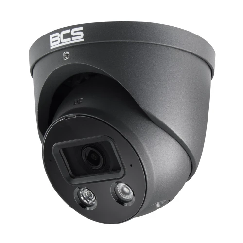 Kamera kopułowa IP BCS w kolorze czarnym z dwoma widocznymi diodami LED i obiektywem umieszczonym centralnie. Na górze obudowy znajduje się logo BCS.