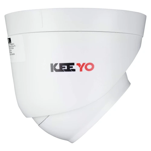 Biała kamera kopułowa marki Keeyo z widocznym logo na boku obudowy. Kamera ma nowoczesny, minimalistyczny design i jest przeznaczona do monitoringu.