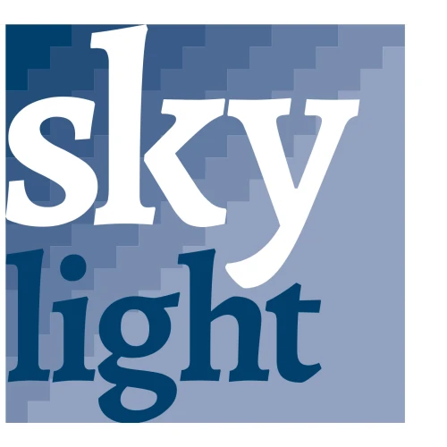 Na zdjęciu znajduje się biała kamera tubowa BCS z czarnym obiektywem, umieszczona na białym tle. Kamera ma cylindryczny kształt i jest przeznaczona do monitoringu wizyjnego.