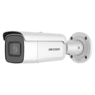 Biała kamera tubowa marki Hikvision zamontowana na okrągłej podstawie, z widocznym logo na obudowie. Kamera posiada prostokątny obiektyw i jest przeznaczona do monitoringu zewnętrznego.