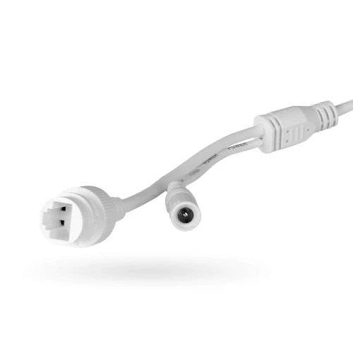Zdjęcie przedstawia biały kabel z dwoma złączami, jedno z nich to złącze RJ45, a drugie to złącze zasilania. Kabel jest sfotografowany na białym tle, co podkreśla jego szczegóły.