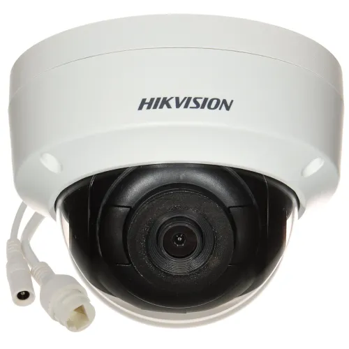 Wandaloodporna kamera IP Hikvision DS-2CD1123G2-I(2.8mm) w kolorze białym z widocznym obiektywem i przewodami. Kamera ma kopułkowy kształt i logo producenta na obudowie.