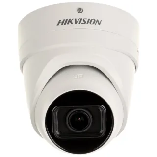 Biała, wandaloodporna kamera IP Hikvision z funkcją motozoom i rozdzielczością 6 MPX. Kamera ma cylindryczny kształt z widocznym obiektywem na przodzie.