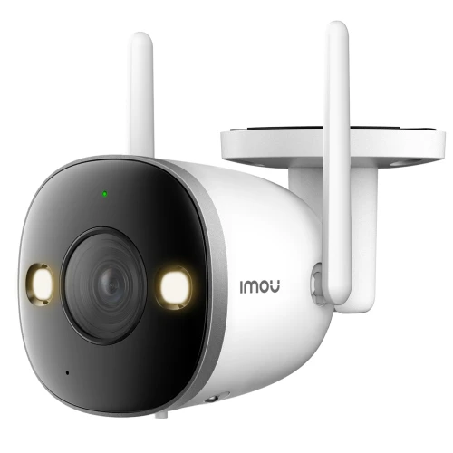 Zdjęcie przedstawia białą kamerę WiFi Bullet 2 Pro z dwoma antenami i obiektywem na czarnym panelu frontowym. Kamera jest zamontowana na białym uchwycie ściennym.