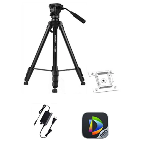 Zdjęcie przedstawia kompletny zestaw do pomiaru temperatury ciała, w skład którego wchodzi kamera termowizyjna, statyw, kalibrator oraz niezbędne akcesoria do montażu i obsługi. System jest przeznaczony do monitorowania temperatury ludzkiego ciała w miejscach publicznych.