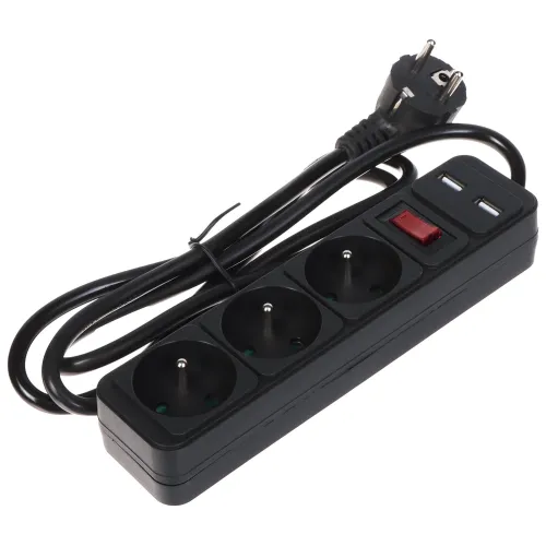 Czarna listwa zasilająca z trzema gniazdami i dwoma portami USB, wyposażona w czerwony włącznik. Do listwy dołączony jest czarny kabel z wtyczką.