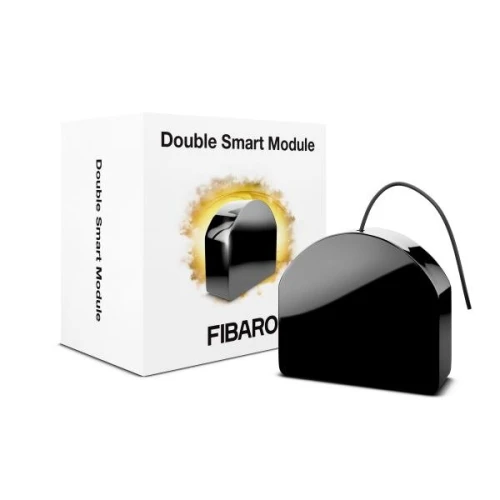 Zdjęcie przedstawia czarny, zaokrąglony mikromoduł Fibaro Double Smart Module z cienkim przewodem, obok którego znajduje się białe pudełko z nazwą produktu. Produkt służy do inteligentnego zarządzania urządzeniami elektrycznymi w domu.