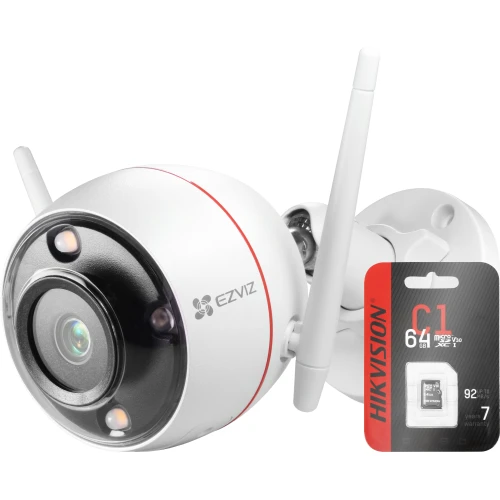 Na zdjęciu znajduje się biała kamera bezpieczeństwa marki Ezviz z dwoma antenami, przeznaczona do monitoringu zewnętrznego. Obok kamery widoczna jest karta pamięci Hikvision o pojemności 64 GB.