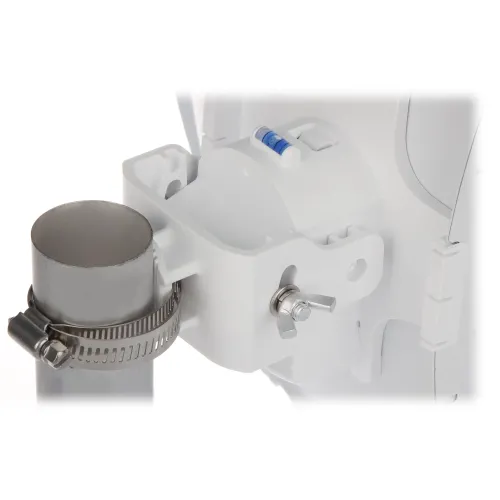 Zdjęcie przedstawia białe mocowanie montowane na metalowym słupku za pomocą metalowej opaski zaciskowej. Mocowanie posiada śrubę motylkową i poziomicę, co ułatwia precyzyjne ustawienie.