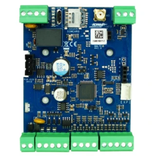 Zdjęcie przedstawia moduł komunikacyjny Ropam BA z niebieską płytką drukowaną, na której znajdują się różne komponenty elektroniczne, w tym złącza, kondensatory i układy scalone. Na górze i dole płytki umieszczone są zielone terminale śrubowe.