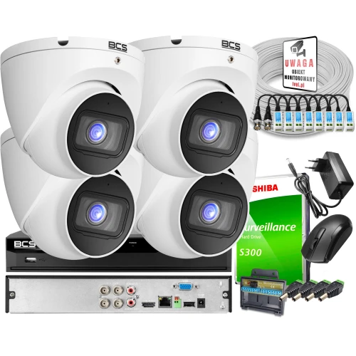 Zestaw monitoringu składa się z czterech białych kamer kopułkowych, rejestratora, dysku twardego, zasilacza, myszki oraz kabli połączeniowych. W komplecie znajduje się również tabliczka informacyjna o monitoringu.