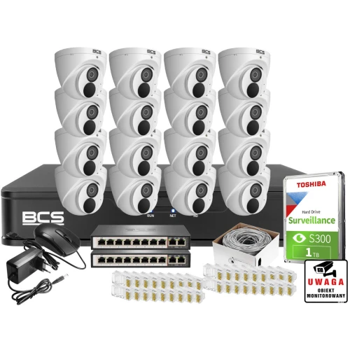 Zestaw monitoringu składa się z kilkunastu kamer kopułkowych BCS, rejestratora, dysku twardego Toshiba o pojemności 1 TB oraz akcesoriów takich jak zasilacz, myszka, przełączniki sieciowe i przewody. Na zdjęciu widoczna jest również tabliczka informacyjna "Uwaga obiekt monitorowany".