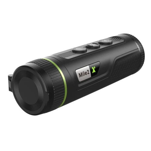 Czarny monokular termowizyjny z zielonymi akcentami i trzema przyciskami na górze. Na boku widoczny jest napis "Mile2".