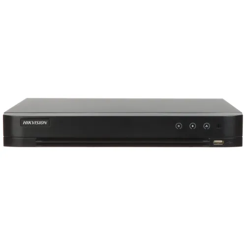 Czarny rejestrator wideo marki Hikvision z trzema przyciskami na przednim panelu. Po prawej stronie znajduje się port USB.