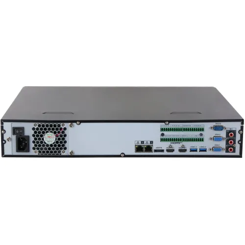 Zdjęcie przedstawia tylny panel urządzenia elektronicznego z różnymi portami i złączami, w tym HDMI, USB, VGA oraz gniazdem zasilania. Widoczny jest również wentylator chłodzący oraz etykiety opisujące poszczególne złącza.